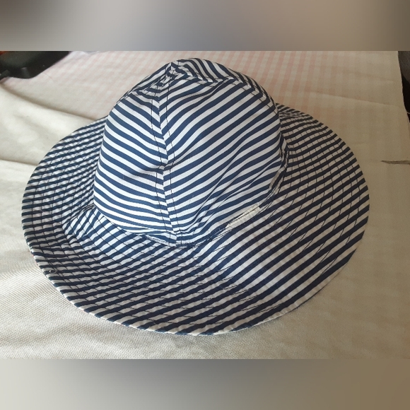 EXCELLENT USED CONDITION adorable reversible hat - Picture 2 of 5